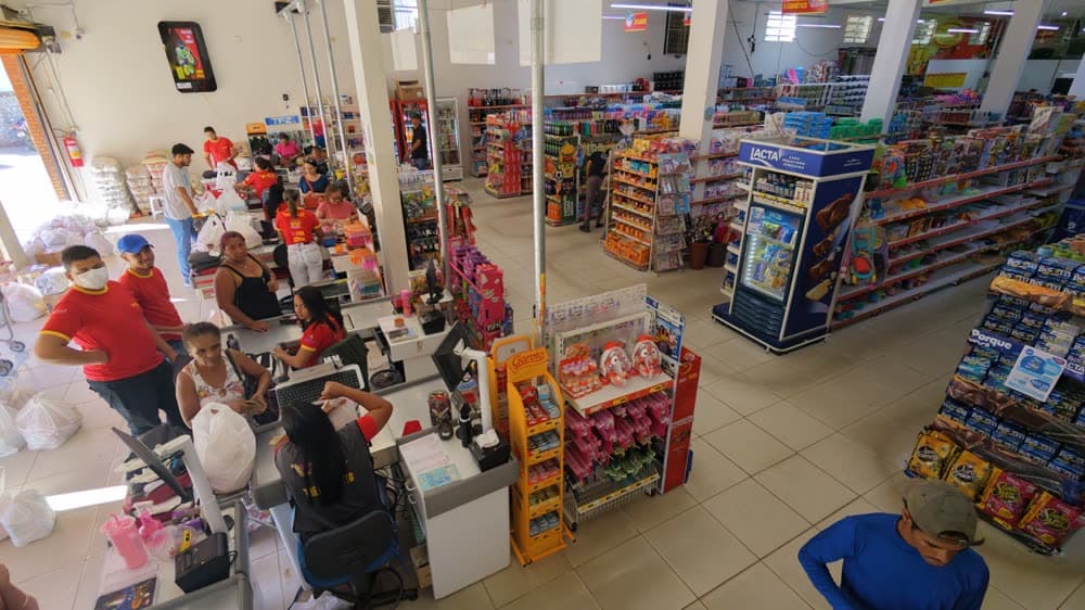 Movimento nos caixas do Supermercado Feliz